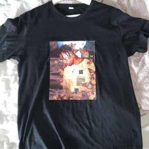 Travis Scott t-shirt - Travis Scott t-shirt. Storlek M men skulle mer säga S om man vill ha den oversize. Nypris: 350kr. Mitt pris: 200kr eller bud.