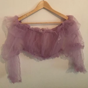 Fest topp  - Jättecool topp i lila genomskinligt tyg, använd en gång så i superbra skick.