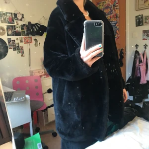 Monki jacka - Kappa med fejkpäls från monki, jackan har inga skador. Möta upp i Stockholm eller köparen står för frakt💞