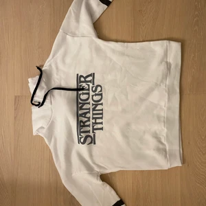 Stranger things hoodie  - En stranger things hoodie. Inte annvänd så många gånger. Jättemjukt och skönt material.