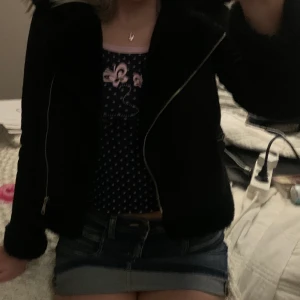 Mocka jacka - Supermysig jacka som jag använt sparsamt, den är i storlek s men är kort i armarna på mig som är 170. Du står för frakt💕