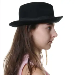 En svart hatt med svart band runt. Jättefin och använd fåtal gånger så den är som ny. Säljs för att den aldrig används, hör av dig om du undrar något❣