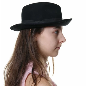 Svart hatt - En svart hatt med svart band runt. Jättefin och använd fåtal gånger så den är som ny. Säljs för att den aldrig används, hör av dig om du undrar något❣