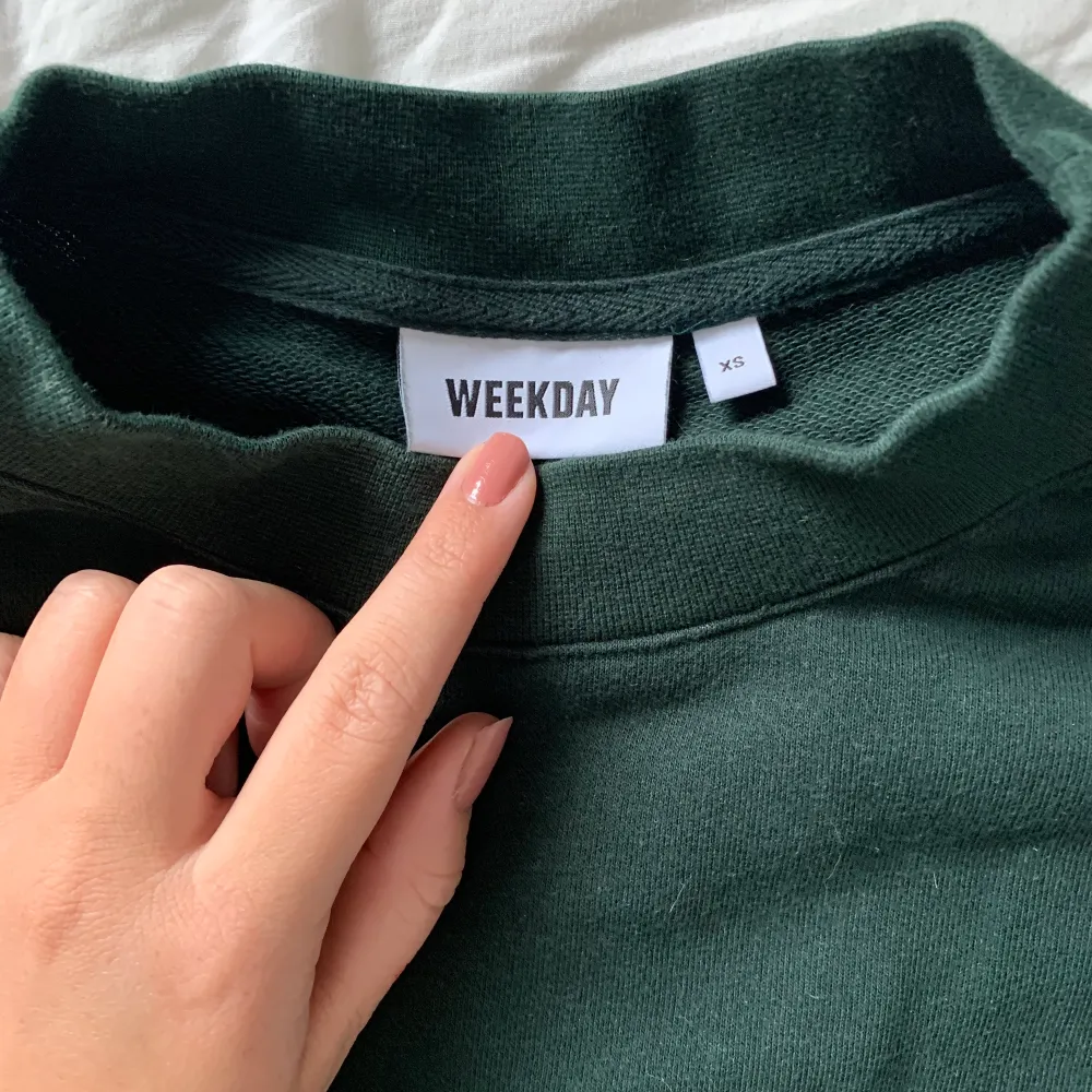 säljer denna fina tröja ifrån weekday, i en mörkgrön färg. Lite croppad i modellen och supersnygg till typ ett par jeans! Knappt använd så i nyskick! Köparen står för frakten . Tröjor & Koftor.
