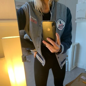 Collegejacka strl s - Säljer denna collegejacka med tyg material. Så fin och cool verkligen🥰🥰🥰