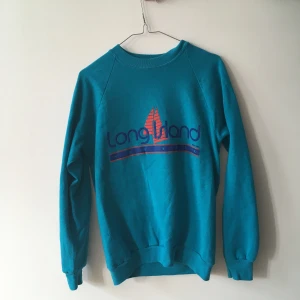 Jerzees sweatshirt - American retro sweatshirt fr Jerzees i en härlig turkos färg, m tryck i fint skick!! Strl M anges i tröjan men den sitter och känns mkt mer som en S tycker jag. Köparen står för frakt. 
