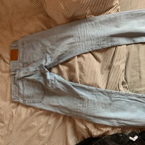 Levi’s jeans - ett par levis 502 jeans som aldrig kommit till användning. storlek 32/32. nypris 999kr mitt pris 399kr