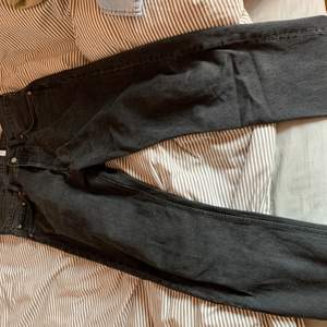 ett par weekday space relaxed straight jeans. riktigt snygga och i bra skick. storlek 31/32. nypris 700kr mitt pris 300kr