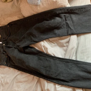 weekday jeans - ett par weekday space relaxed straight jeans. riktigt snygga och i bra skick. storlek 31/32. nypris 700kr mitt pris 300kr