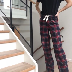 Rutiga riktigt fina klassiska pyamasbyxor  - Jättefina och sååå mjuka pyamasbyxor som perfekt nu när det är kallare, och dessutom ger den där rätta julkänslan 🤶🏼🎅🏼❤️