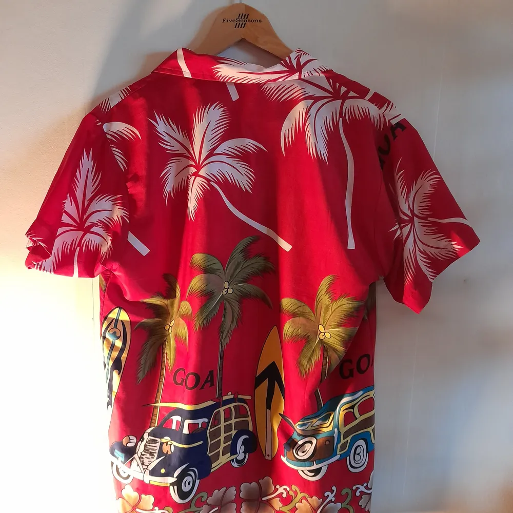 Go skjorta i klassiskt Hawaii-motiv. Inga hål. Pris är diskuterbart . Skjortor.