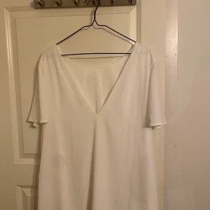 Vit klänning Nelly - Fin klänning från Nelly, V ringning i ryggen. Storlek 44 men skulle säga att den passar en 42. Aldrig använd, prislapp kvar. 