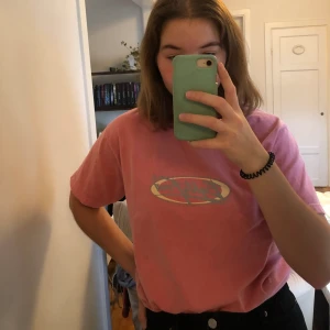 Rosa tröja - Super skön t shirt av bra kvalitet köpt från ett streetwear märke från England🥳🥰🤩 Säljer den då den tyvärr inte passar mig😔 Jag har aldrig använd tröjan och prislappen är kvar.