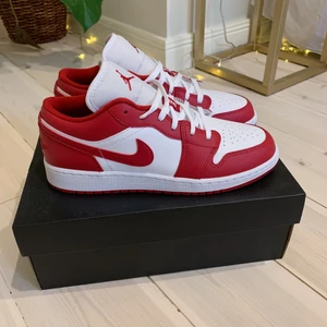 Jordan 1 low - Supersnygga låga Jordans som tyvärr inte har kommit till användning hos mig. Köpta för ca 1700 och oanvända! BUDA I KOMMENTARERNA 🌟 Avslutar IDAG onsdag 28/10 20.00!