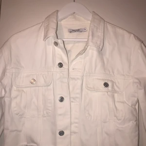 Vit jeansjacka  - En vit croppad  jeansjacka från NA-KD i storlek 38. Nypris:499kr Går absolut att lägga ett eget bud.😊