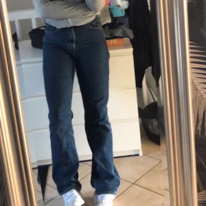 Weekday Jeans - Weekday jeans med hög midja, lite sliten på ena bakfickan. Köparen står för frakt🥰