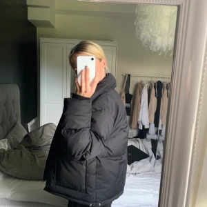 Pufferjacket - Säljer denna super coola puffer jacket från Missguided. Använd fåtal gånger och i väldigt fint skick, storlek 34 men sitter som en 36a. Buda i kommenterarna✨ frakt tillkommer. Högsta bud just nu: 380 + frakt. Budgivning avslutas 19.00 den 25/10
