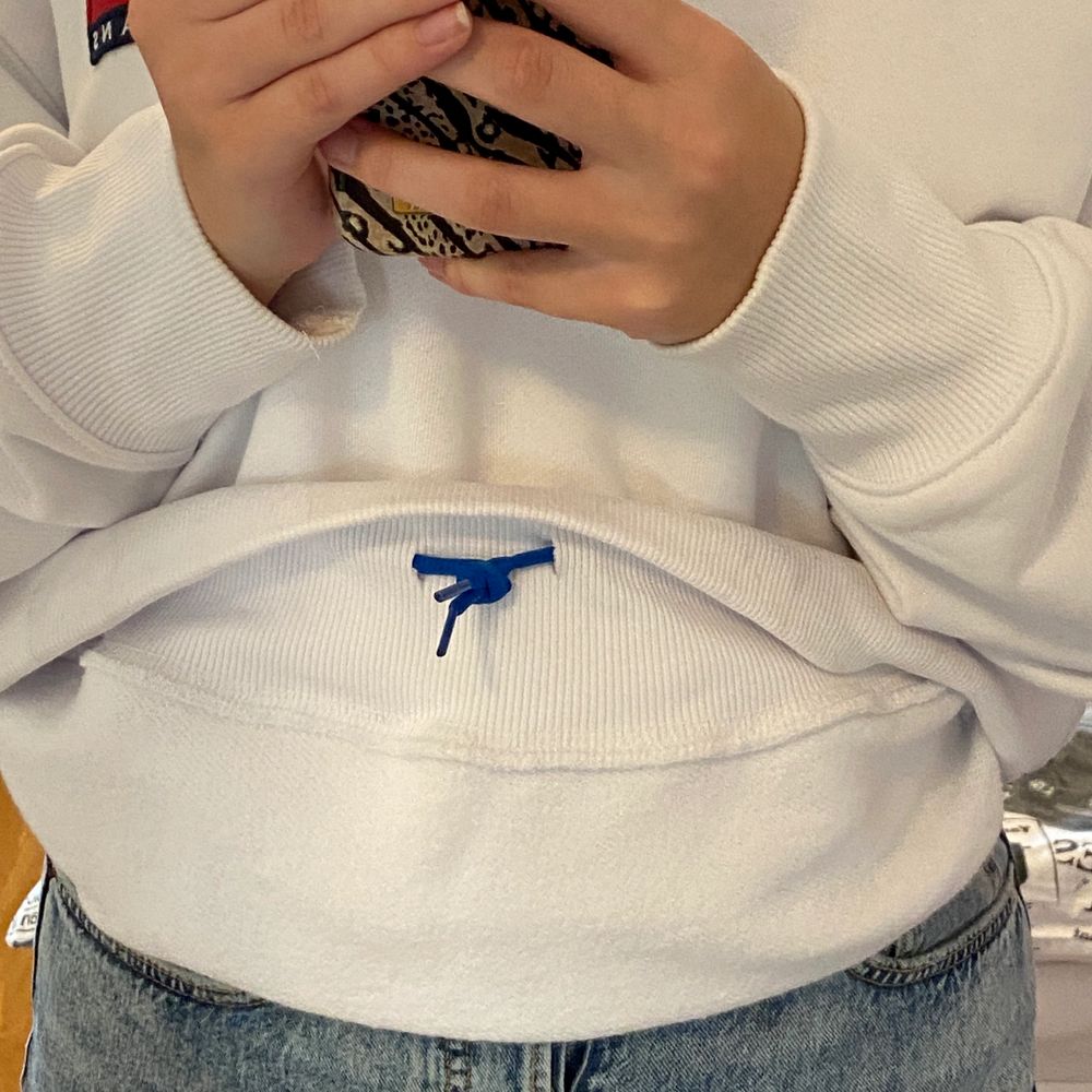 INTRESSEKOLL på min mysiga tommyhoodie då den inte används. Endast använd en gång. Priset kan diskuteras men den är köpt för 1199kr. OBS: har gjort två hål i midjan och satt dit ett snöre så att man kan knyta upp tröjan om man vill, istället för att stoppa in den i byxorna. Buda gärna i kommentarerna💕. Huvtröjor & Träningströjor.