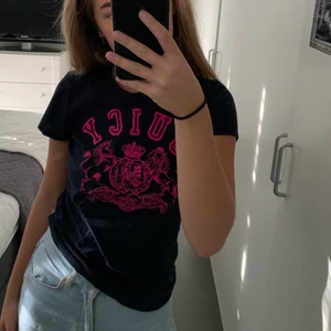 Juicy couture t-shirt - T-shirt från juicy couture, har typ aldrig använt. Finns ett litet hål på baksidan men inget som märks😌 