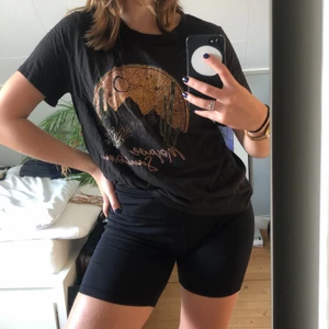 T-shirt med tryck - T-shirt med tryck från HM. Strl. M. Köparen står för frakt.