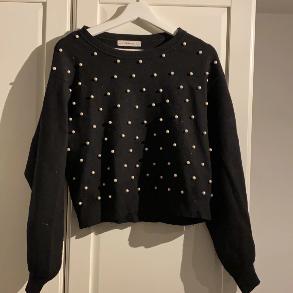 Svart stickad tröja med pärlor på från Zara 