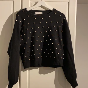 Svart stickad tröja med pärlor på från Zara  - Svart stickad tröja från zara med pärlor på