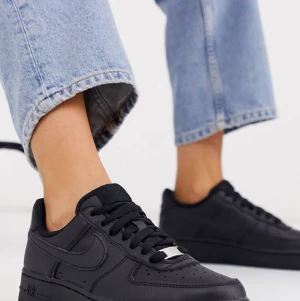 Nike airforce 1 - Fina i skicket, knappt använda då jah snabbt insåg att dem var för små, storlek 35 frakt tillkommer 