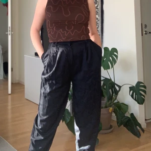 Kostymbyxor - Jättenajs kostymbyxor från Weekday med pösig passform!! Tyvärr för små för mig 