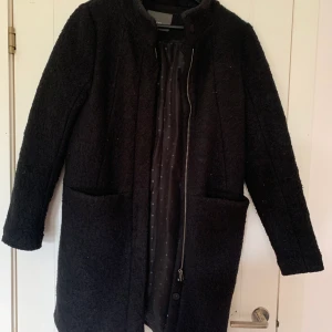 Vinter/höstkappa från Ichi  - En varm och vindtät kappa från Ichi i storlek xs/s. Har använt den en vinter, säljer pga har för många jackor. Superskön och passar perfekt till vintern. Den är lite nopprig. Startbud är 300 kr. Nypris var 1000 kr. Den har en liten reva i innerfodret, som var där när jag köpte den men det syns inte. Köparen står för frakt. Skriv om ni vill ha bild på hur den ser ut på