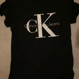 Calvin Klein t-shirt - Kortärmad Calvin Klein t-shirt. Köpte den för 500kr