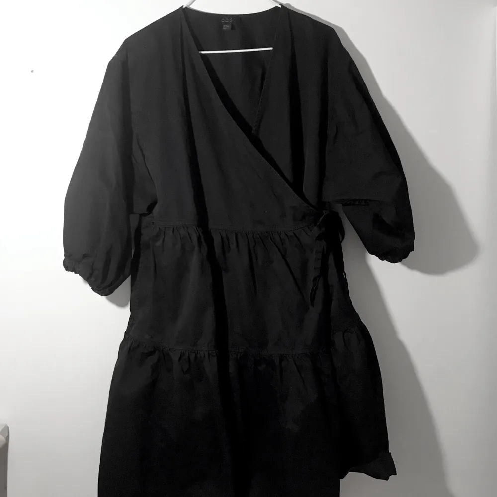 🖤Klassisk svart A-line wrap klänning från COS 🖤 Frakt ingår🖤. Klänningar.
