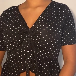 Svart Vit Ruched Topp - En söt svart/vit prickig topp i strl M, köpt från Primark i London. Det går att rynka ihop den i mitten och stylea den som man själv vill, hur fin som helst!💕