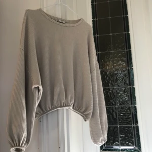Ribbad tröja ballongärm - Benvit/beige ribbad tröja/kofta ifrån Zara, storlek m. Ballongärmar och resår nedtill. Lite noppror men fin. 