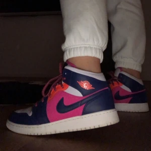 Nike air jordan 1 - Säljer mina nike air jordan 1 mid. Använda 3 gånger. Köpte dem på zalando men har letat lite och ser ut som de är slutsålda överallt. Nypriset 849kr❤️ Köparen står för priset + frakt. Skriv för mer info/bilder eller pris🥰 Buda i kommentarerna med höjning på minst 20kr varje gång 