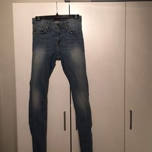 Ett par crocker jeans som är använda ett får tal gånger! Storlek W27 L32 passar mig som kan ha mellan S-M 36-38
100kr + frakt
(Kan få paketpris vid fler köp av mina kläder)
