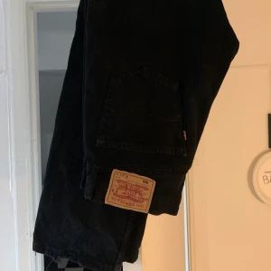 Svarta Levis jeans  - Säljer mina svarta levis jeans pga att dom är för små för mig. 250kr +frakt, men priset kan diskuteras❤️ Dom är slitna på baksidan vid fötterna❤️