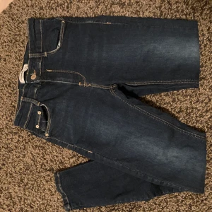 Jeans  - Tighta jeans med pushup för rumpan. Använda endast 1 gång. Slutar ovanför anklarna. Jag är 170 cm lång. 