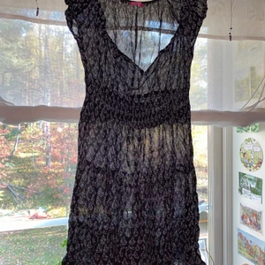 Klänning - Svincool klänning som är köpt på 2hand. Säljer för att jag inte kan styla den så jag blir nöjd. S men passar nästan alla storlekar. Genomskinligt blommor tyg. Resår i midja och knytning i urringningen. God kvalitet. Skriv för fler bilder. Möts upp i Falun eller skickar om du betalar frakten✌🏻