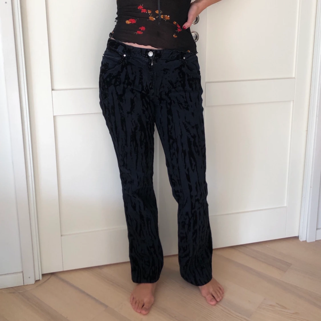 Svarta jeans med sammetsmönster  - 91