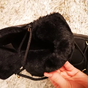 Vel 38 - Varma stövlar med päls. Slitna ett par gånger. 