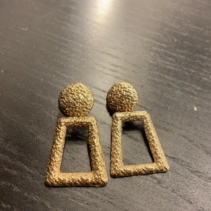 Guldiga örhängen - Så fina guldiga lite större örhängen från H&M, andvända 1 gång