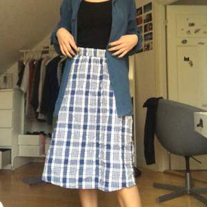 Assshärlig rutig kjol från Monki med fickor!!! Går till nedanför knäna på mig som är 172 cm lång. Jättefin på sommaren till en blus eller skjorta! 80kr + frakt