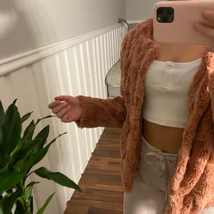 Pälsjacka  - En jätte fin mörk rosa pälsjacka (inte äkta) med knappar och fickor. Säljer pågrund av att jag inte använder den