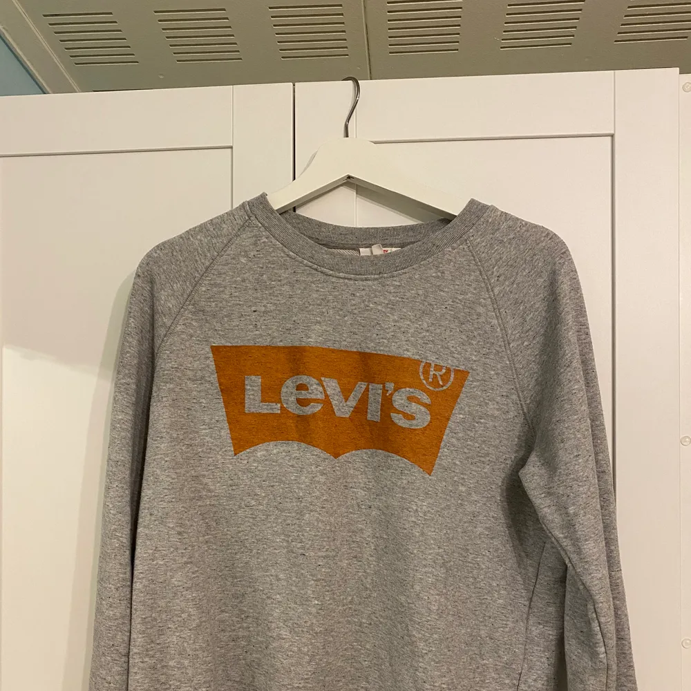 Säljer denna Levis tröja då jag tröttnat på🥰 pris kan diskuteras . Hoodies.