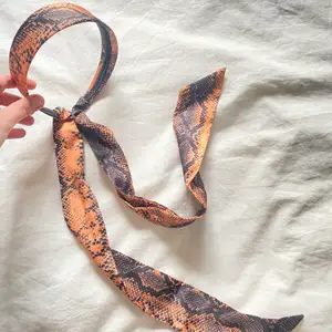 Tjockt ormmönstrat hårband i scarfmodell                     Oranget och svart ormmönster.                                        Säljer pga kommer ej till användning och köparen står för frakt som kan tillkomma✨✨