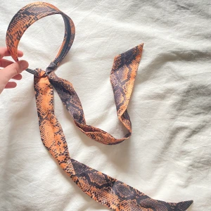 Hårband/diadem  - Tjockt ormmönstrat hårband i scarfmodell                     Oranget och svart ormmönster.                                        Säljer pga kommer ej till användning och köparen står för frakt som kan tillkomma✨✨