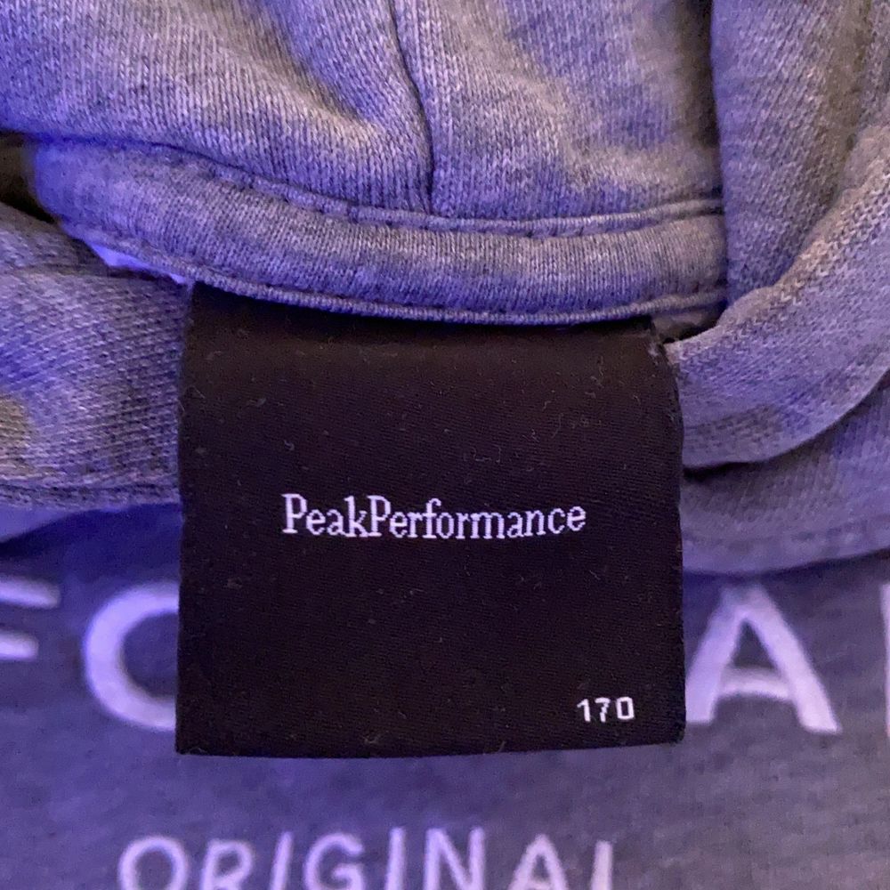 Jättefin äkta Peak Performance hoodie köpt på kidsbrandstore för ca 2år sen. Ganska använd men i väldigt bra skick. Köpare står för frakten. Kommentera om ni har några frågor❤️. Tröjor & Koftor.