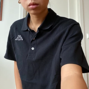 Kappa piké - Svart piké från Kappa köpt på Humana.