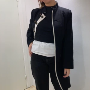 Zara  kavaj strl. M  - Lång svart kavaj från Zara