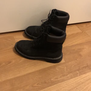 Timberland, kängor/boots i storlek 36, barn. - Svarta vinterskor/boots i storlek 36, från Timberland. Skorna är i fint skick. Köptes för två år sedan för 1200kr. Använda ett fåtal gånger pga för små.